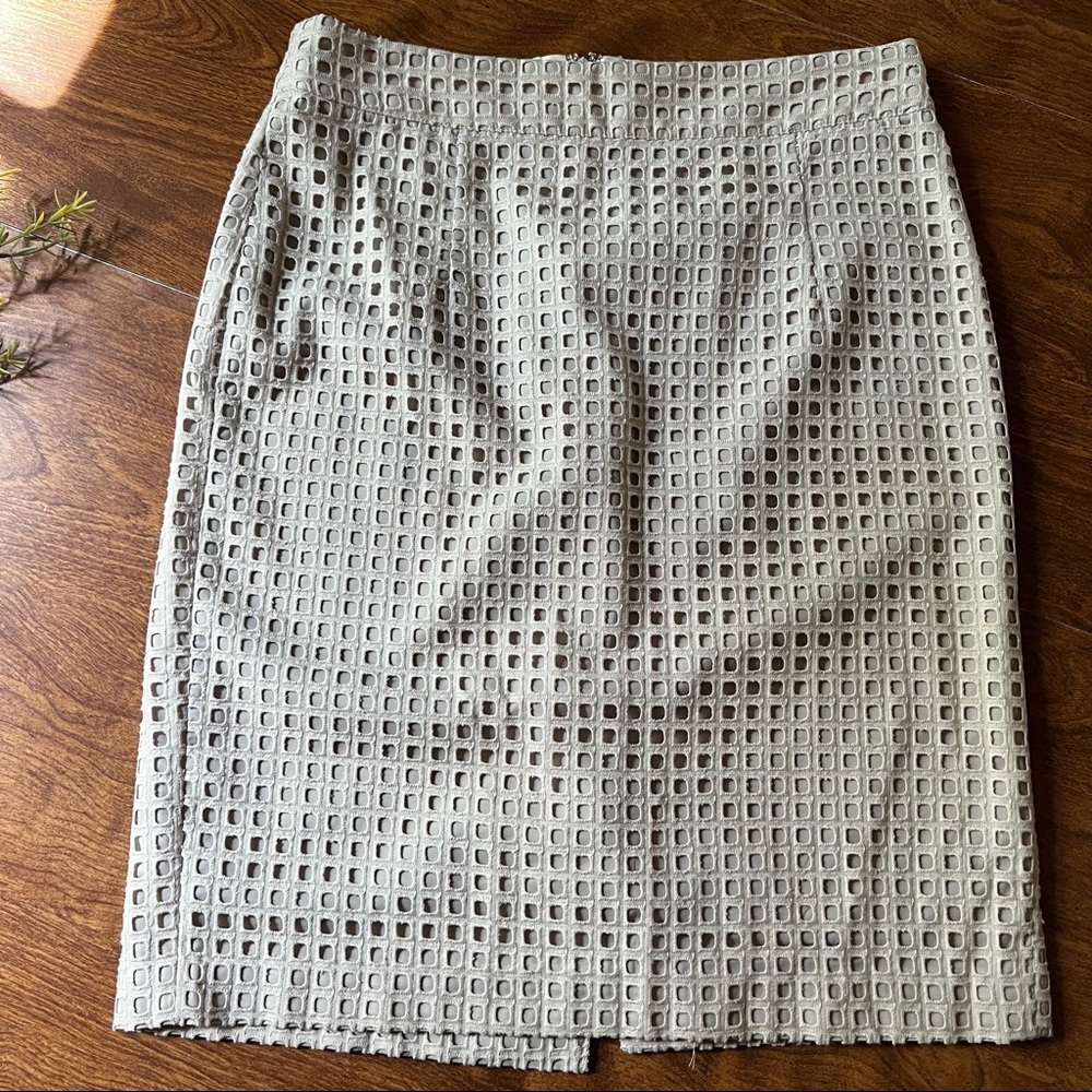 Banana Republic NWOT Beige/ Tan Lace Pencil Skirt size 4